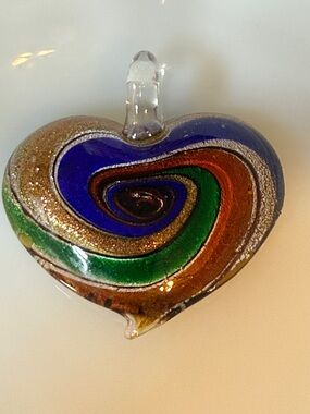 Gorgeous vintage rainbow swirl 1980’s glass heart pendant charm simply stunning